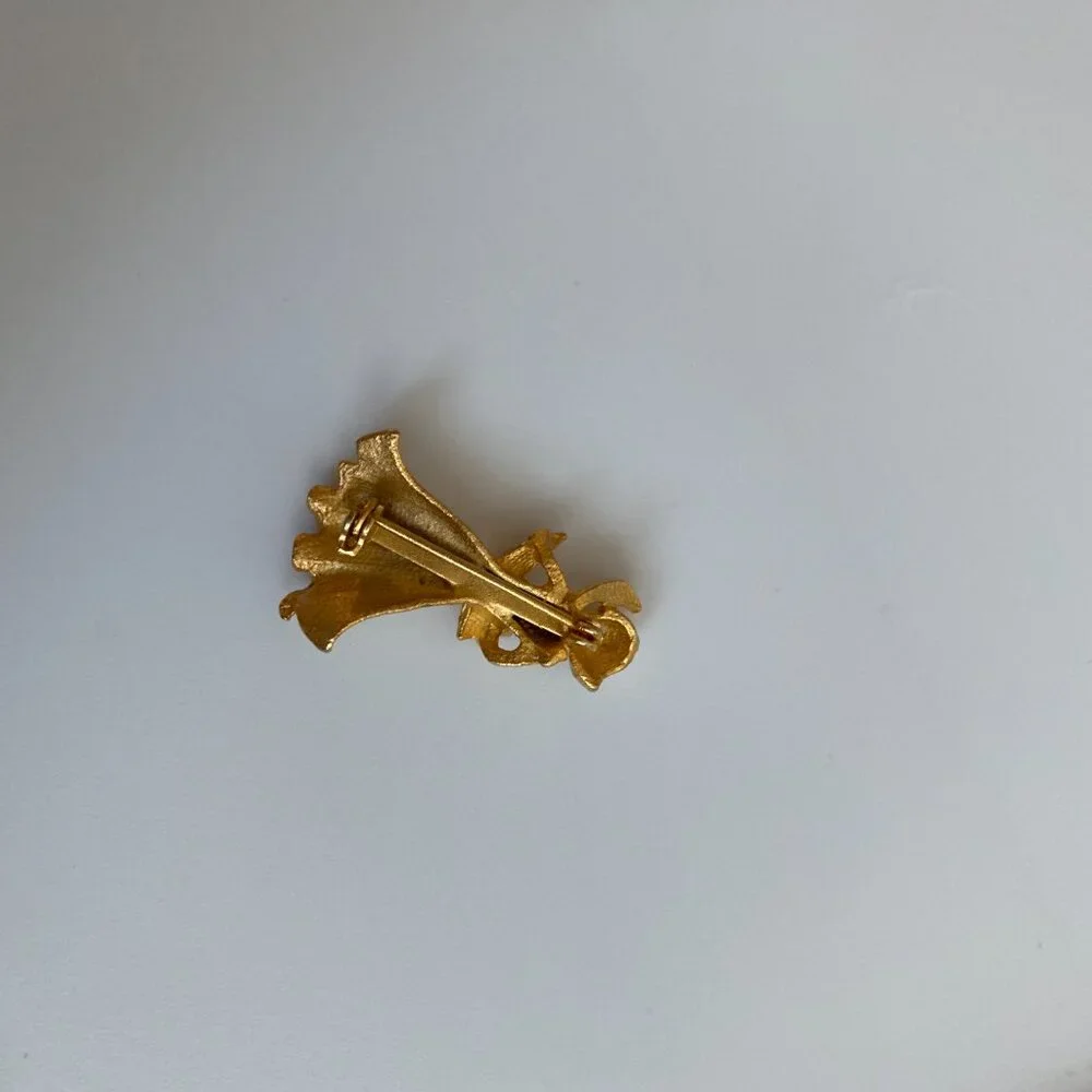 Estate Vintage Angel Choir Woman Reading Book Brushed Gold Tone Brooch Retro Pin